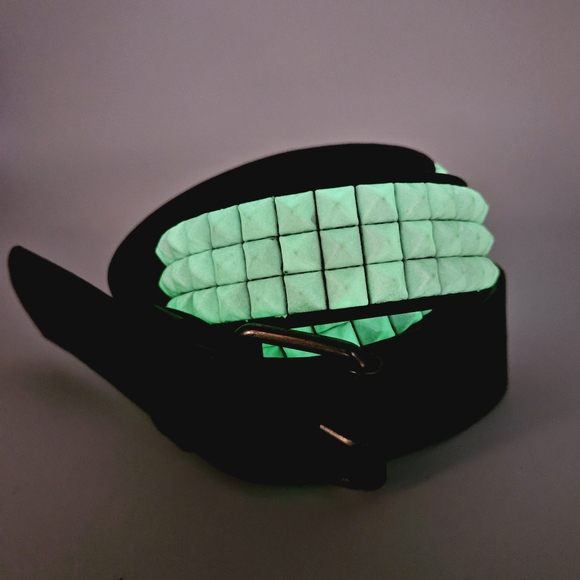 Glow-in-the-dark rockstud pyramid stud punk rock goth emo grunge belt M/L - Picture 2 of 7